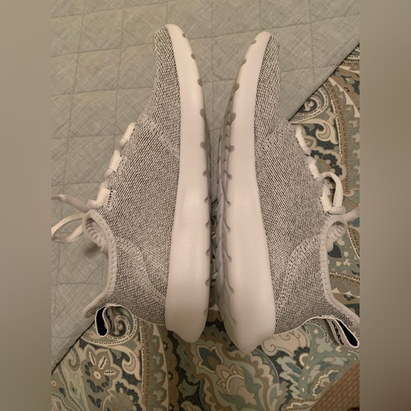 Like New Women’s Adidas Cloudfoam Sneaker - Picture 7 of 15